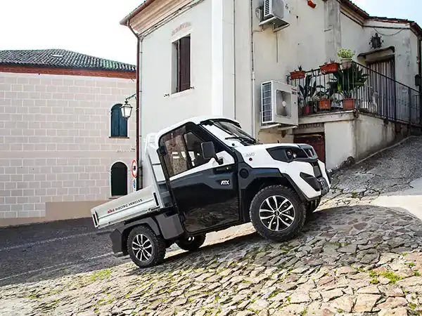 Geländefahrzeuge 4x4 bei Steigung