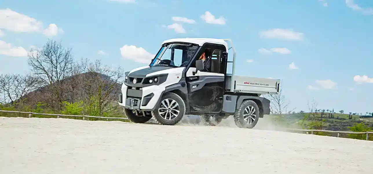 Elektrofahrzeug mit zugelassenen Offroad-Reifen