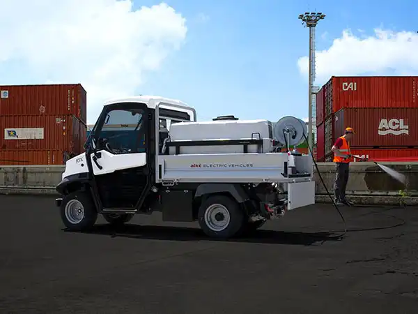 Elektrofahrzeug mit Hochdruckreiniger Elektrofahrzeug mit Hochdruckreiniger