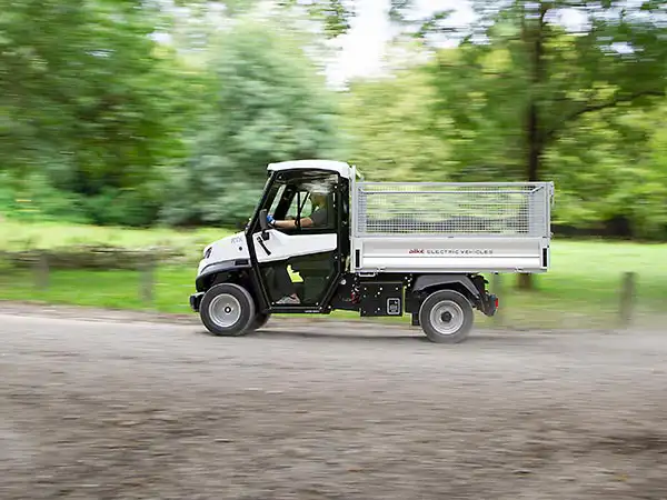 Elektrofahrzeug mit Laubgitter Elektrofahrzeug mit Laubgitter