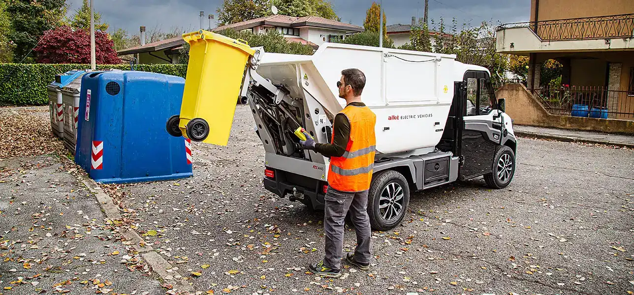 Müllfahrzeug mit Mülltonnenkipper