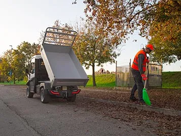 Electric tipper vehicle